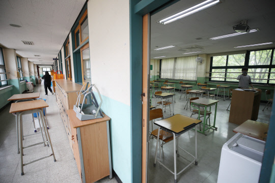 학생들 만날 준비  고3 등교 개학을 이틀 앞둔 18일 서울 경복고등학교에서 선생님이 책상을 배치하고 있다.    연합뉴스